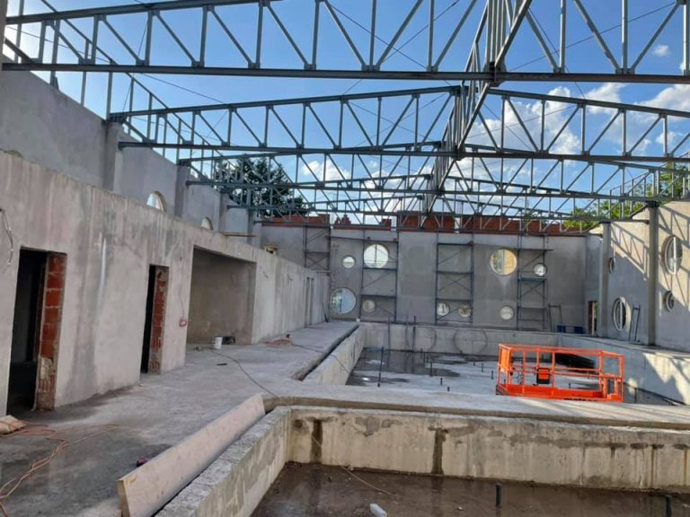 Iulian Balaj: S-a montat structura metalică a acoperișului de la bazinul de înot din Ștei