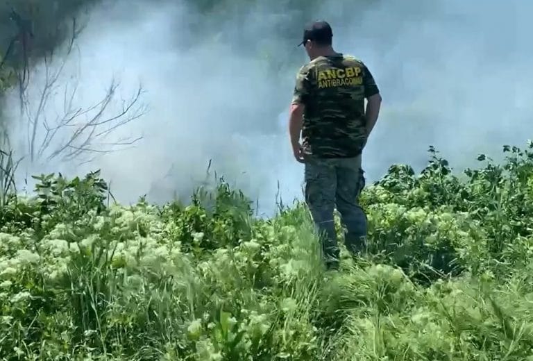 (VIDEO) ANCBP Antibraconaj și Antipoluare Cluj: Groapă de gunoi ilegală incendiată în Mihai Viteazu