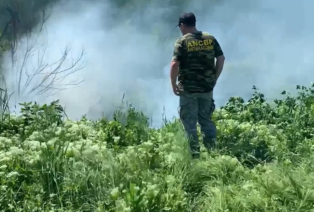 (VIDEO) ANCBP Antibraconaj și Antipoluare Cluj: Groapă de gunoi ilegală incendiată în Mihai Viteazu