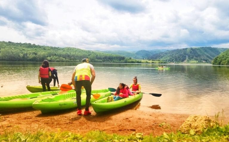 (FOTO) Splendoare de acțiune pe Lacul Gilău: 120 de zâmbete în caiace colorate de Ziua Copilului