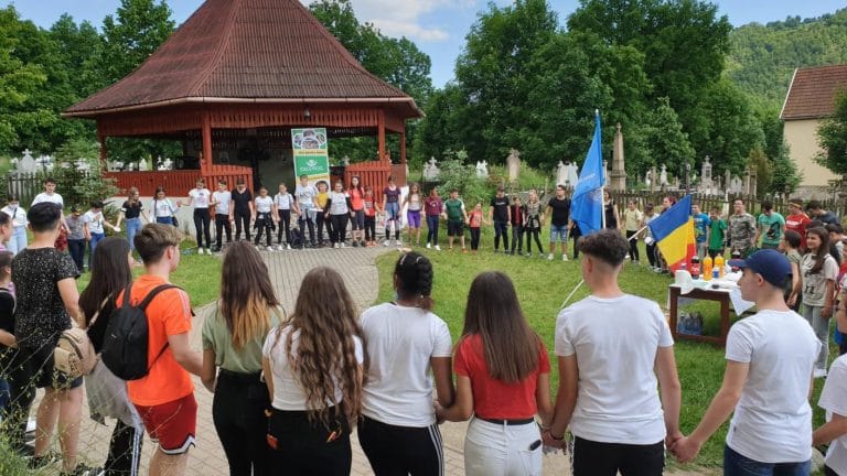 Zeci de copii și tineri din Zlatna s-au bucurat de o vânătoare de provocări la „miniFriendship Challenge Zlatna Edition”