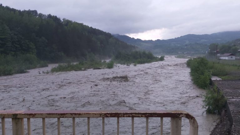 Pericol de INUNDAȚII! Cod PORTOCALIU pe Crișul Negru și Crișul Repede! Cod GALBEN pe Crișul Alb!