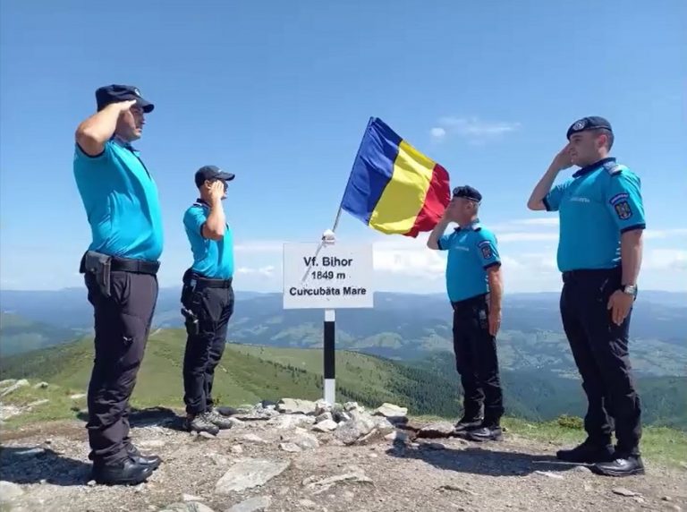 De Ziua Drapelului Național, tricolorul de la sediul Detașamentului 4 Beiuș a fost urcat pe vârful Bihor