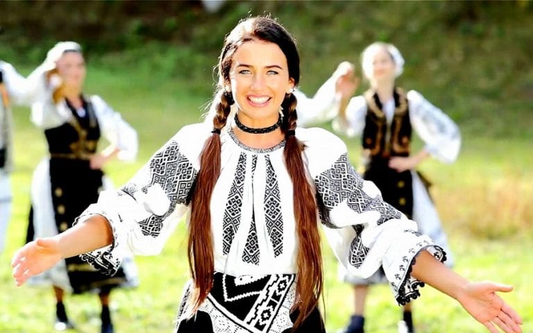 Melodie SUPERBĂ a brădencei Paula Hrișcu, interpretă autentică a folclorului românesc, cu Ad Libitum Voices