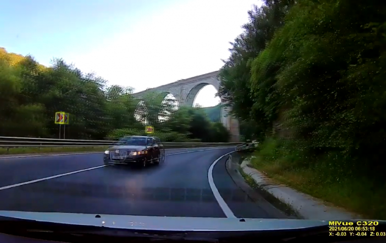 (VIDEO) Un ȘOFER INCONȘTIENT era să producă o tragedie pe DN 76, Deva – Brad,  la intrare în Brad, sub viaduct!