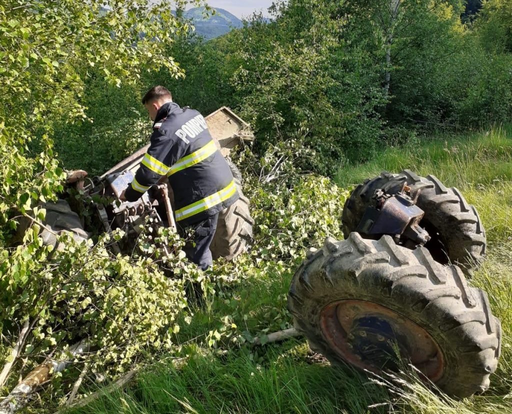 Un bărbat din Șuncuiuș s-a răsturnat cu un tractor agricol de pe drum în Zece Hotare Un bărbat din Șuncuiuș s-a răsturnat cu un tractor agricol de pe drum în Zece Hotare
