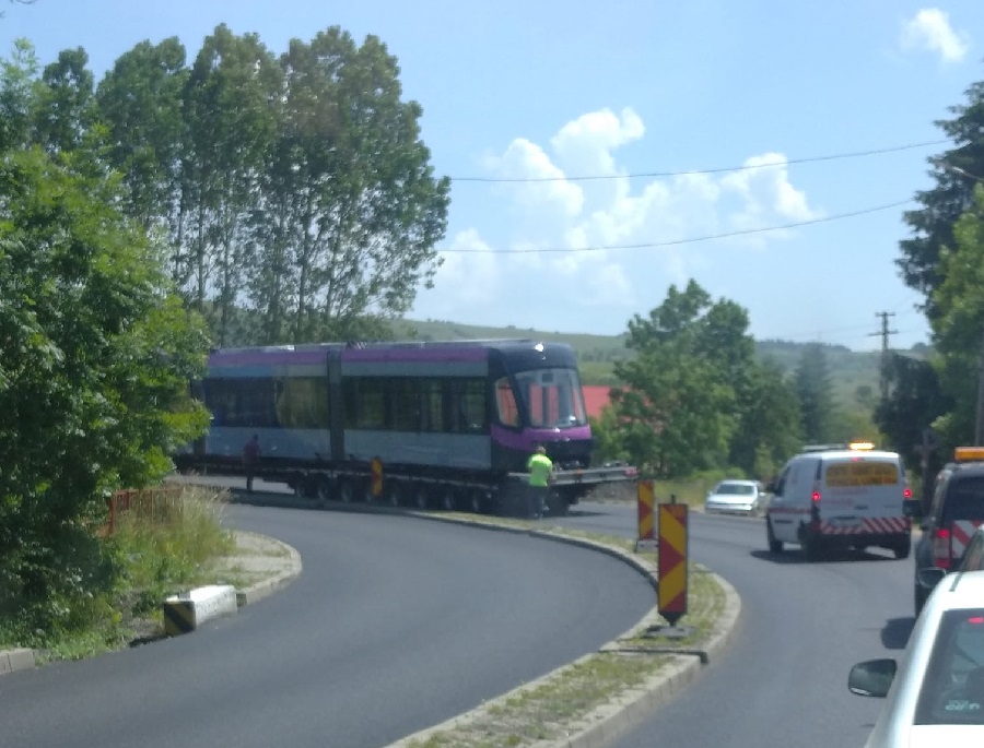 Un TRAMVAI a blocat DN1 E60 Oradea – Huedin – Cluj în Păniceni!