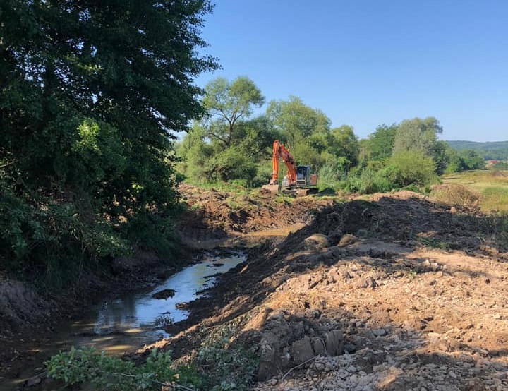 Continuă decolmatările pe Crișul Repede și pe afluenți ai Crișului Negru