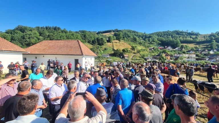Punctul de achiziții bovine din orașul Câmpeni, din incinta târgului, a fost inaugurat în prezența ministrului agriculturii