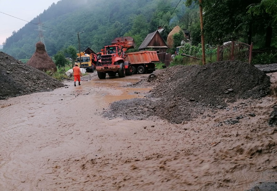 Drumarii din Alba au eliberat ieri carosabilul de aluviuni pe DN75, după inundațiile din zona Bistra