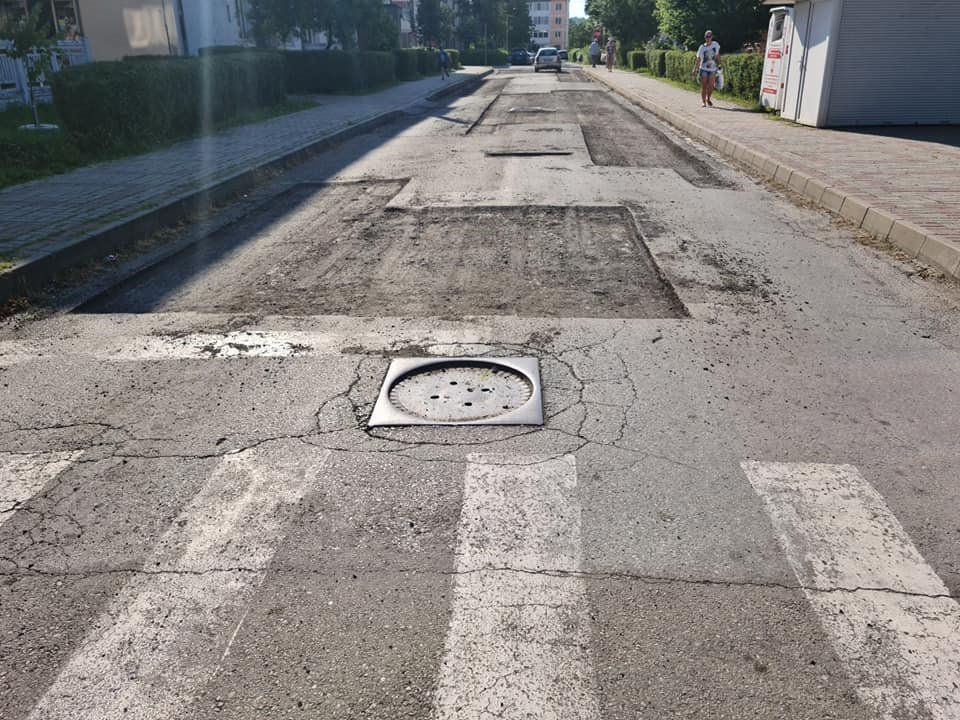 Raul Matei arată cu degetul o stradă din Brad devenită alt cimitir auto! Consilierii locali ai PSD Brad dormitează: Este sub demnitatea lor să răspundă opoziției