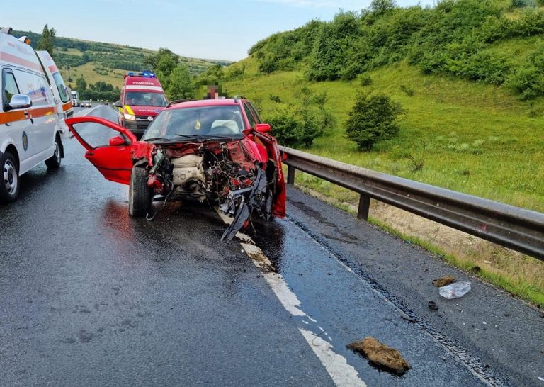 (VIDEO) Accident pe DN1 E60 în Izvorul Crișului: Un autoturism a fost făcut praf!