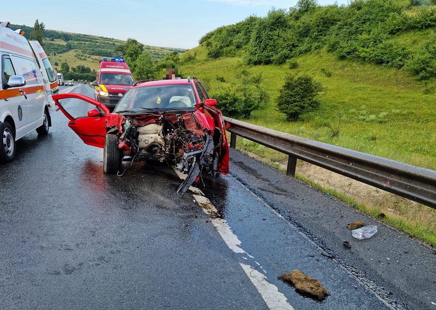 (VIDEO) Accident pe DN1 E60 în Izvorul Crișului: Un autoturism a fost făcut praf!
