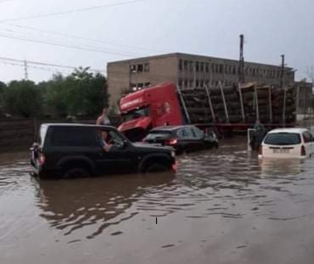 DN76 la ieșirea din Brad spre Mesteacăn a fost INUNDAT!