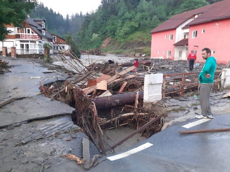 DN 74A Abrud-Câmpeni încă este BLOCAT după viitura de ieri: CNAIR a anunțat rute ocolitoare!