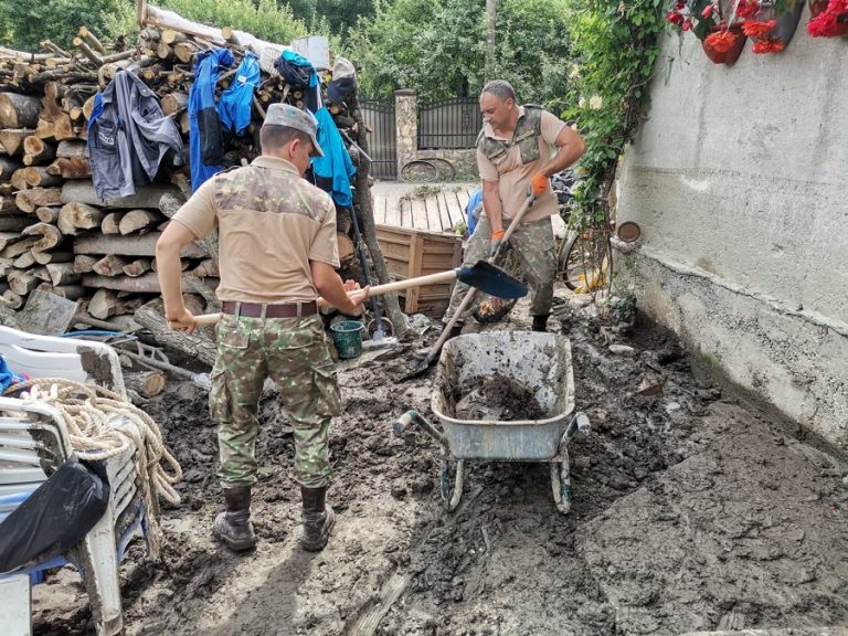 ARMATA a INTERVENIT în sprijinul populației din zonele afectate de inundații din Munții Apuseni!