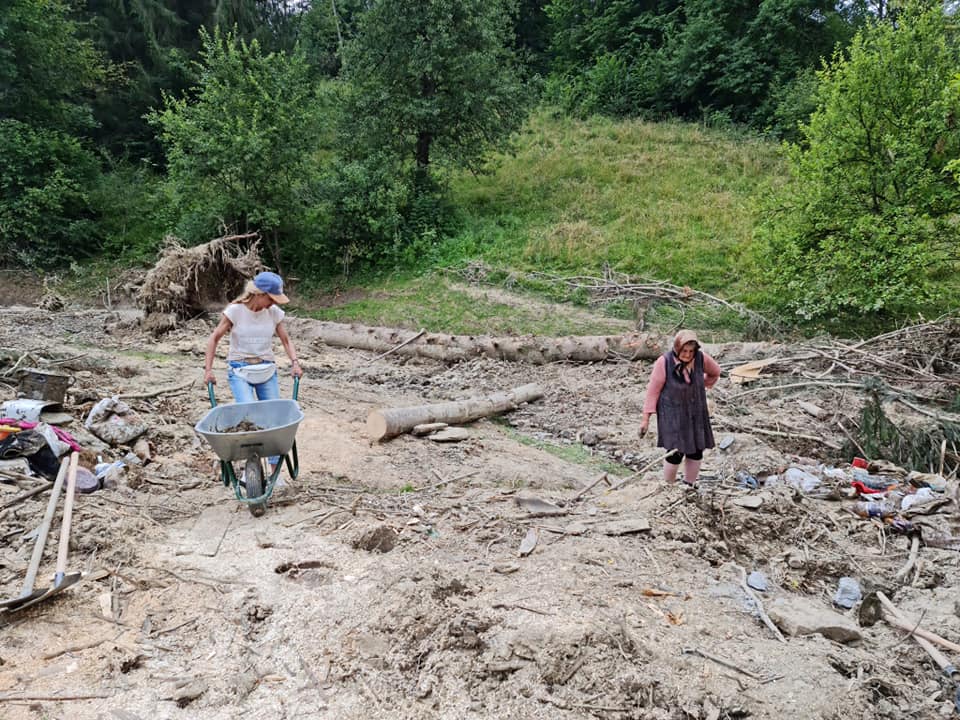 USRiștii hunedoreni au ajutat mai mulți moți din Cărpinis, Sohodol, Roșia Montană loviți de inundații