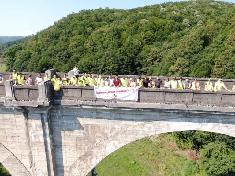 Tinerii social-democrați din Brad au participat la ecologizarea  fostei căi ferate Brad-Deva