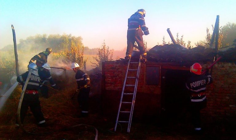 Pompieri din Tinca au stins un incendiu produs de un trăsnet, la o gospodărie din Husasău de Tinca