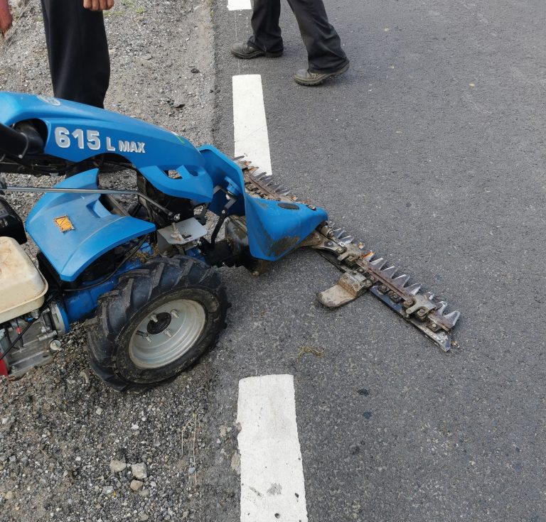 Accident pe DN 74 în Buceș! O autocositoare era să producă o tragedie!