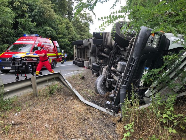 Accident soldat cu un MORT în Bârzava:  Autotren răsturnat în sanț!