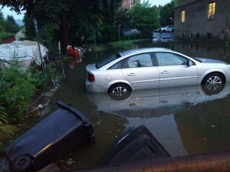 Pompierii brădeni scot apa, la această oră, de pe strada Liceului