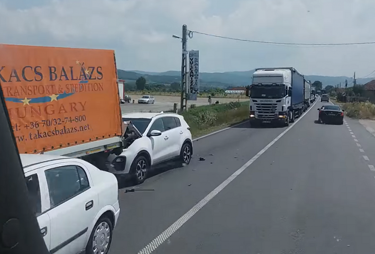 (VIDEO) Accident pe DN1 E60 în Borod: O mașină a ajuns sub o autoutilitară!