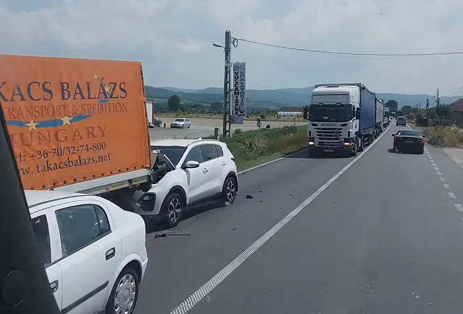 (VIDEO) Accident pe DN1 E60 în Borod: O mașină a ajuns sub o autoutilitară!