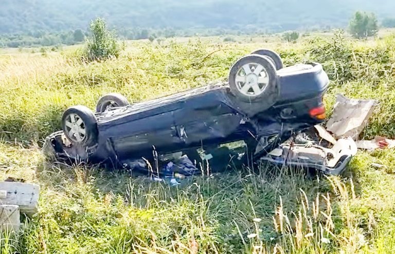 Accident pe DN76 între Lunca și Vașcău: Un bărbat din zona Ștei a aterizat cu mașina în afara carosabilului