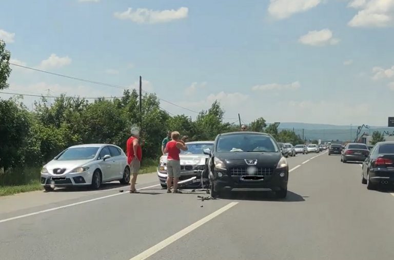 (VIDEO) Trei mașini au fost implicate într-un accident pe DN1 E60, pe raza comunei Gilău, în afara localităţii