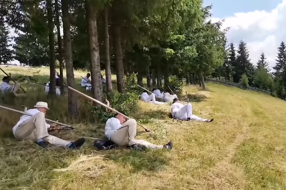 Este timpul cositului la Mărișel, în inima Munților Apuseni, sat binecuvântat de Bunul Dumnezeu!