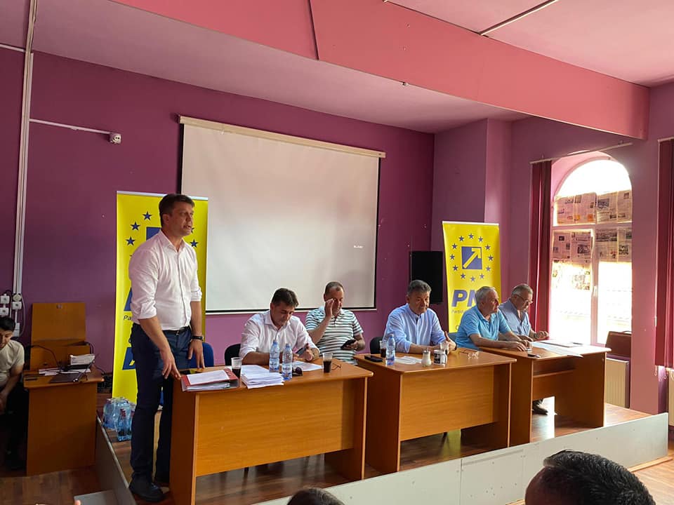 (VIDEO) Cristian Albu a fost reconfirmat președinte al PNL Abrud, pe vechiul imn al PD-ului – „Verde înrourat”!