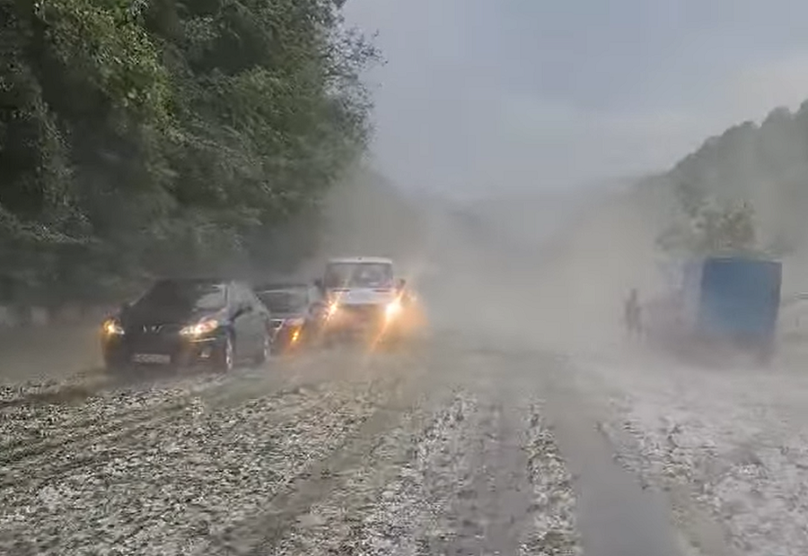 (VIDEO) Vreme NEBUNĂ: DN76 Deva – Brad acoperit cu gheață în Vălișoara! Grindina a distrus și câteva grădini din zonă!