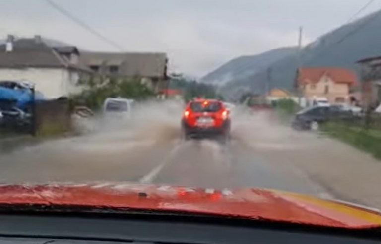 (FOTO & VIDEO) Furtună, grindină și INUNDAȚII la Bistra: DN75 este INUNDAT!