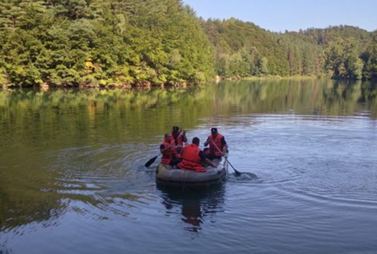 Pompierii din Beiuș au găsit trupul neînsuflețit al bărbatului căzut dintr-o barcă în Lacul Vida din Dobrești