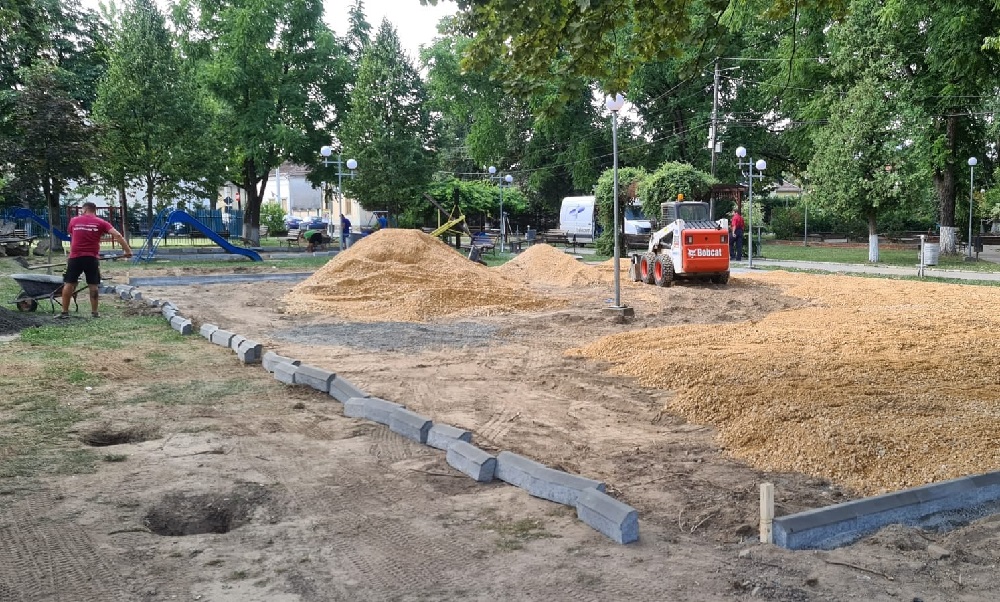 Au început lucrările de modernizare la parcul Eminescu din Beiuș