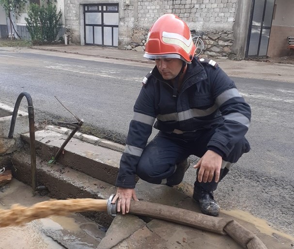 Pompierii din Ștei au evacuat apa acumulată în urma ploilor abundente în nouă beciuri din Ghighișeni