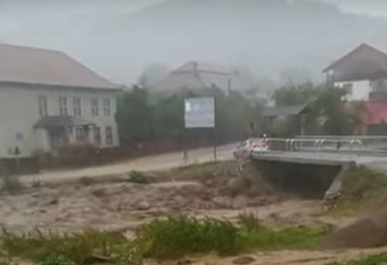 (VIDEO) O VIITURĂ a făcut DEZASTRU în Poșaga și Ocoliș: Mai multe drumuri sunt distruse!