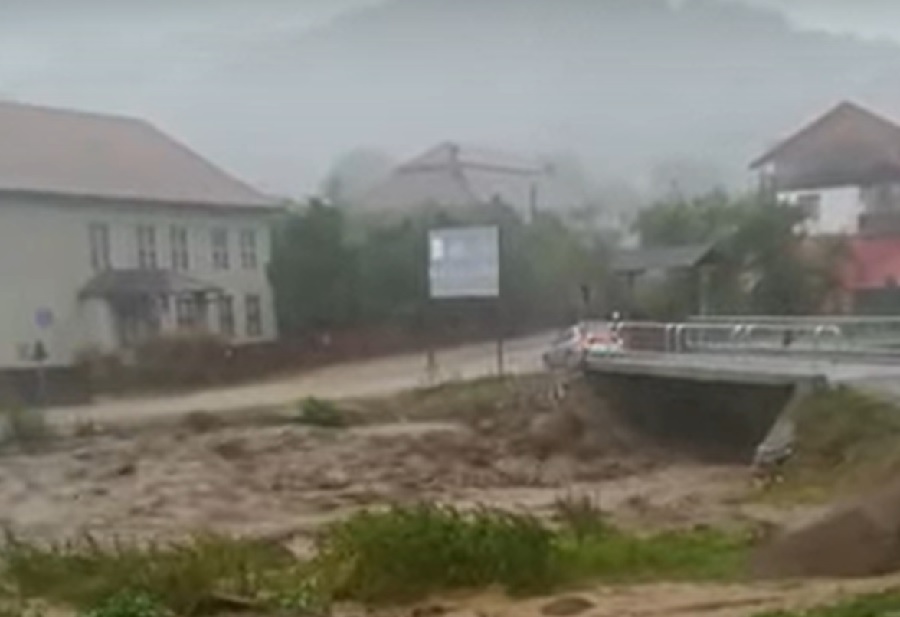(VIDEO) O VIITURĂ a făcut DEZASTRU în Poșaga și Ocoliș: Mai multe drumuri sunt distruse!
