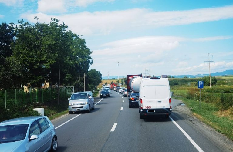 Circulație INFERNALĂ pe DN1 E60 la intrare în Huedin, dinspre Oradea: Se circulă bară la bară, este dezastru!