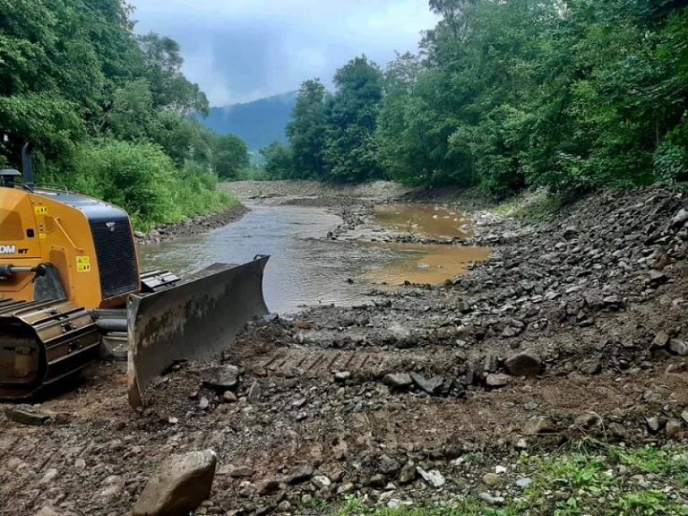 Apele Române Crișuri efectuează lucrări de decolmatare pe valea Săcuieu, pe o lungime de 1,3 km!
