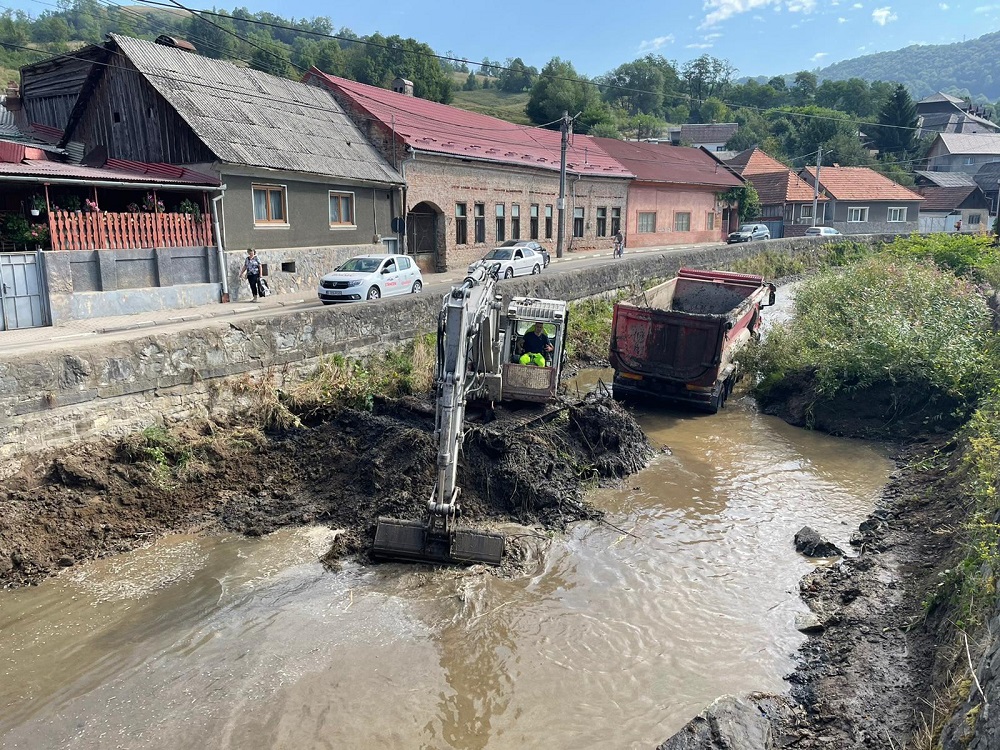 Primăria Abrud și SGA Alba au efectuat lucrări de decolmatare și reprofilare curs de apă Abrud în intravilan Abrud