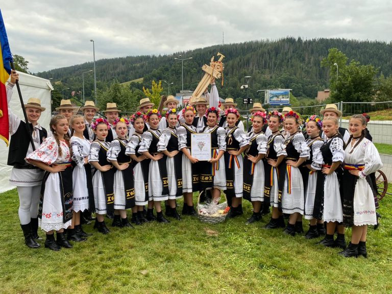 Ansamblul Cununa Apusenilor, de la Gilău, a câștigat în Polonia concursul de dansuri folclorice din Zakopane