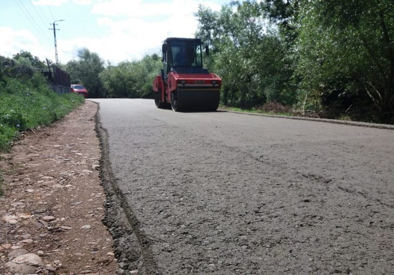 Au fost finalizată așternerea stratului de balast stabilizat pe drumul județean 103V Vlaha – Vălișoara