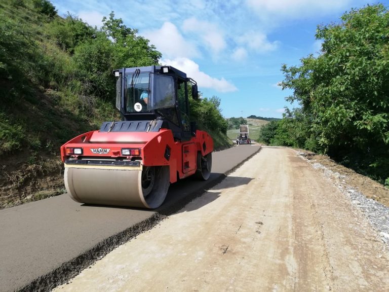 Se efectueaza lucrări de întreținere pe un  sector al drumului județean 103Z Sălicea (DJ 107R) – Micești – Tureni (DJ 103G)