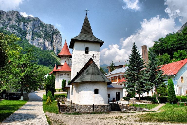 (TRINITAS TV) Biserica Mănăstirii Râmeț „Catedrala Munților Apuseni” o călătorie către Evul de Mijloc!