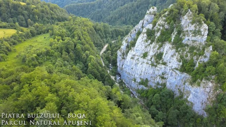 (VIDEO) Piatra Bulzului, frumusețe și priveliște răpitoare pe malul drept al Crișului Pietros din Munții Apuseni