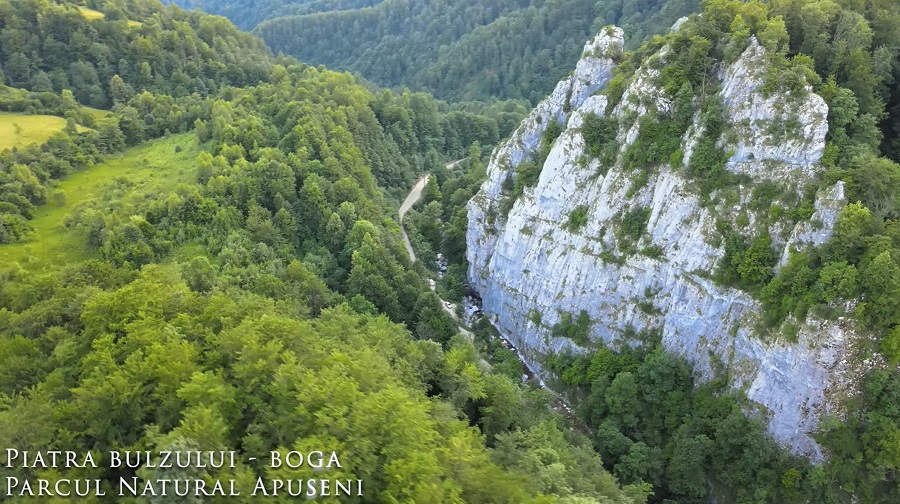 (VIDEO) Piatra Bulzului, frumusețe și priveliște răpitoare pe malul drept al Crișului Pietros din Munții Apuseni