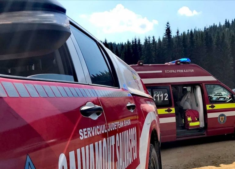 Intervenție de urgență la Râpa Roșie: O persoană a căzut într-o râpă, pompierii și salvamontiștii acționează pentru salvarea ei