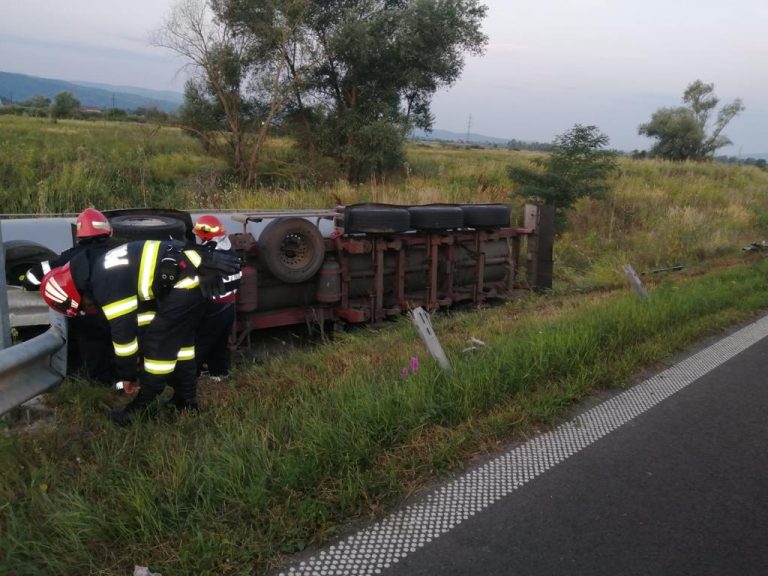 O cisternă cu lapte s-a răsturnat de pe A1 în zona Ilia: Pompierii sunt prezenți, 20.000 de litri de lapte s-au scurs din cisternă!
